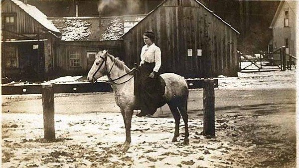 Mary Schutz (later Clark) in front of the Sult's hotel