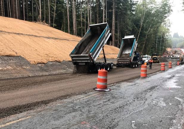 Placing 6 inches of roadway aggregate on the subgrade at Canyon Creek. 4 inches of asphalt will be paved on top.
Photo Source: FHWA