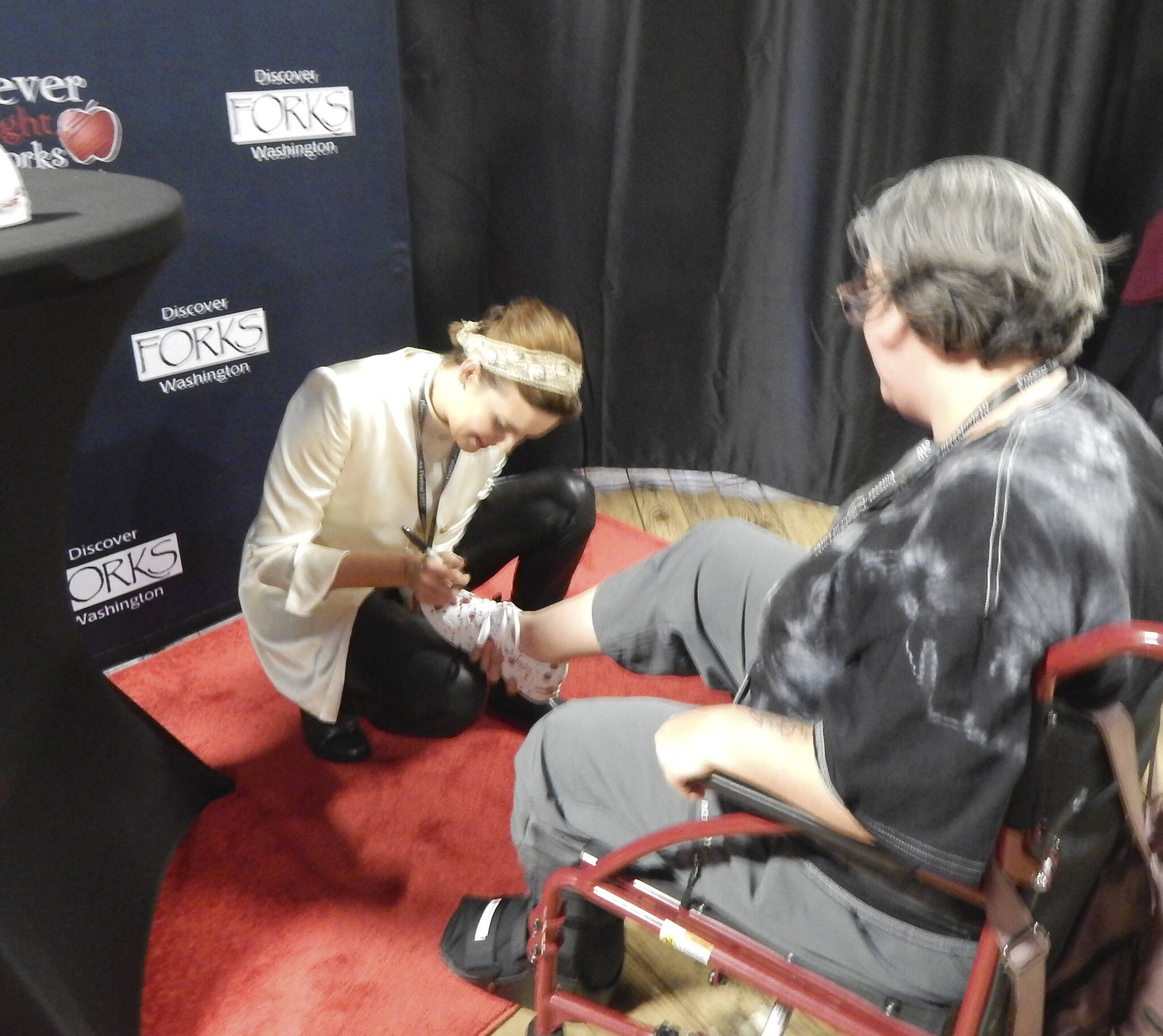 Maggie Grace signed the shoe that this fan was not wearing and then proceeded to sign the one she was wearing!