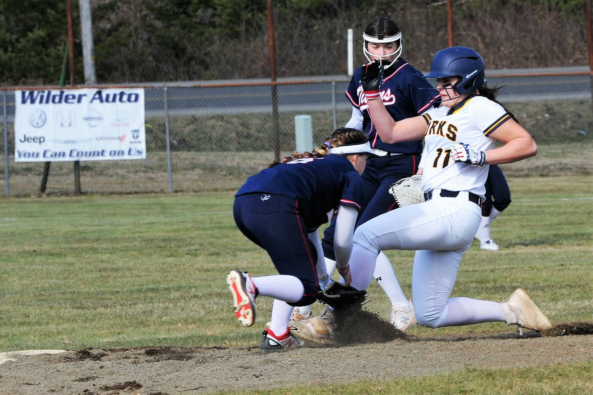 Kaidence Rigby steals second.