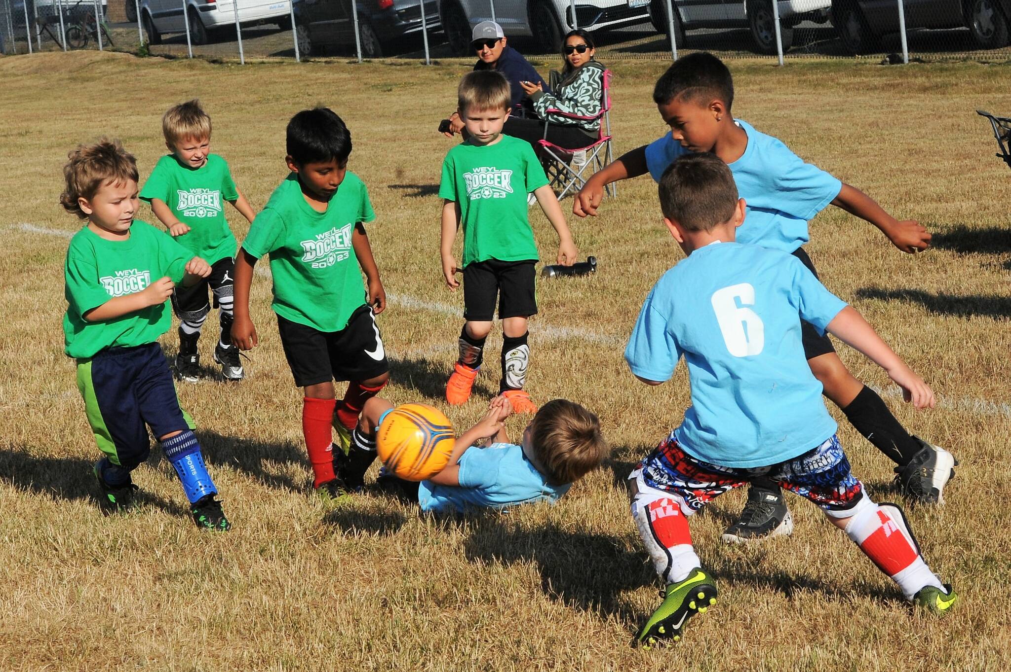 In another 4 to 6-year-old contest the Green Eagles went head to head or shall we say toe to chin as is pictured here with the Blue Lightning.