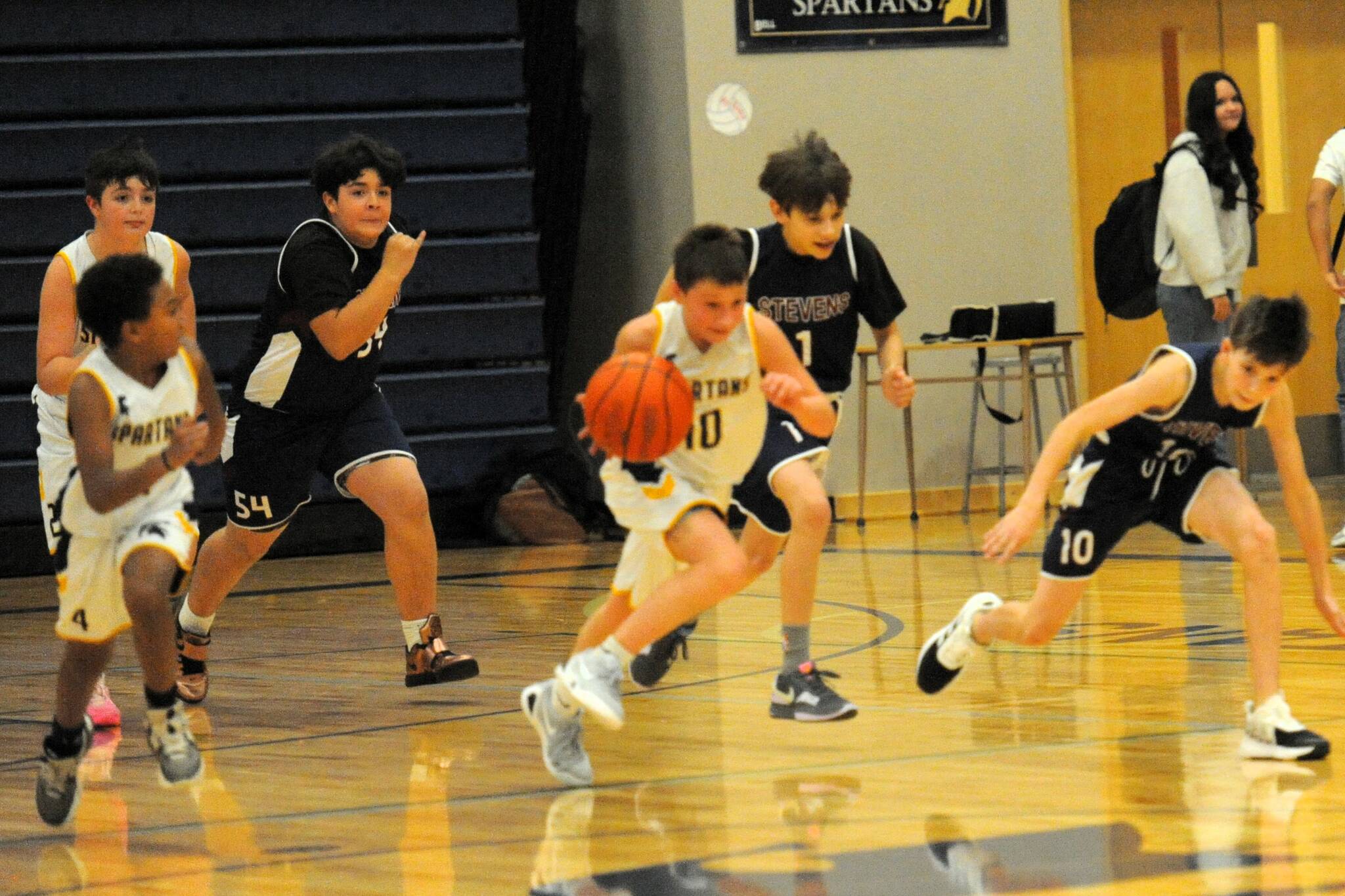 Photo by Lonnie Archibald
Spartan Nolan Wilson starts the fast break against Stevens while Cam Campbell (4) and Kaden Woody join in on the action.