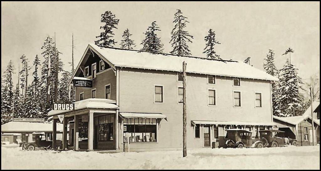 This 1932 shows a pretty nice looking establishment, offering travelers hot water in every room.