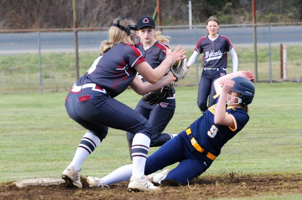 Forks Reagan Dunn was safe at second.
