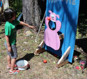 Feeding the pig some apples.