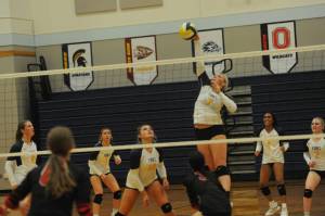 Forks Kyra Neel (7) goes for the spike while Spartans from left Chloe Gaydeski-St. John, Ericka Williams, Kaidence Rigby, Eladia Hernandez Stansbury, and Kadie Wood look on. Raymond outlasted Forks taking a 16 to 14 win in the final match. Photo by Lonnie Archibald