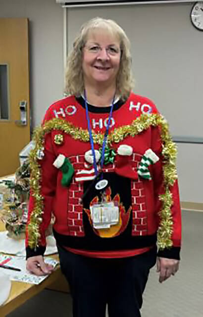 1st place went to Teresa Wentworth with this festive gold garland and roaring fireplace design.