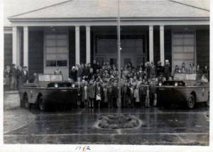 This photo was taken in 1942 outside the Schools Annex building. At the time the building may have served grade school children. The reason for and who is in the photo has been lost to time.
Adria Fuhrman brought the photo into the Forks Forum hoping that someone who was in the photo might remember the occasion or may have heard from someone who was in the photo what was going on here.
May be associated with the Quillayute Naval Air Station or some other branch of the military? Thanks for any information on this photo!