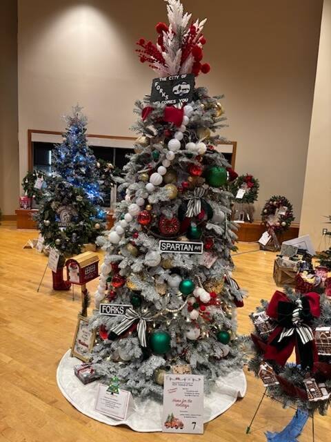 Most Traditional: Home for the Holidays
Sponsored by: Occasions and Creations by Jaime and Mill Creek Inn
Decorated by: Jaime Henry, Janice Price and Katrina Henry