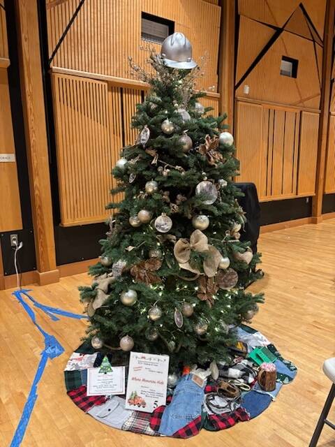 Beat use of Theme: Where Memories Hide
Sponsored by: Dahlgren Logging
Decorated by: FCCLA Shelley, Katelyn, Marys, Lily, Cordel, Elizabeth, Mishel and JoAnna