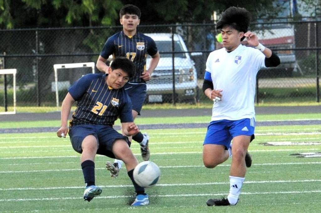 Right: Nery Jeronimo (21) competes for ball control. Following is teammate Dani Ornelas (17).