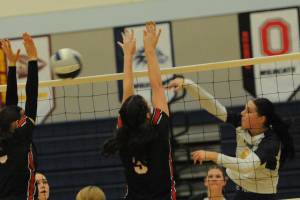 Photo by Lonnie Archibald
Spartan Chloe Gaydeski (6) hits against Coupeville. Also in the action are Spartans Fynlie Peters (19) and Bailey Johnson (2).